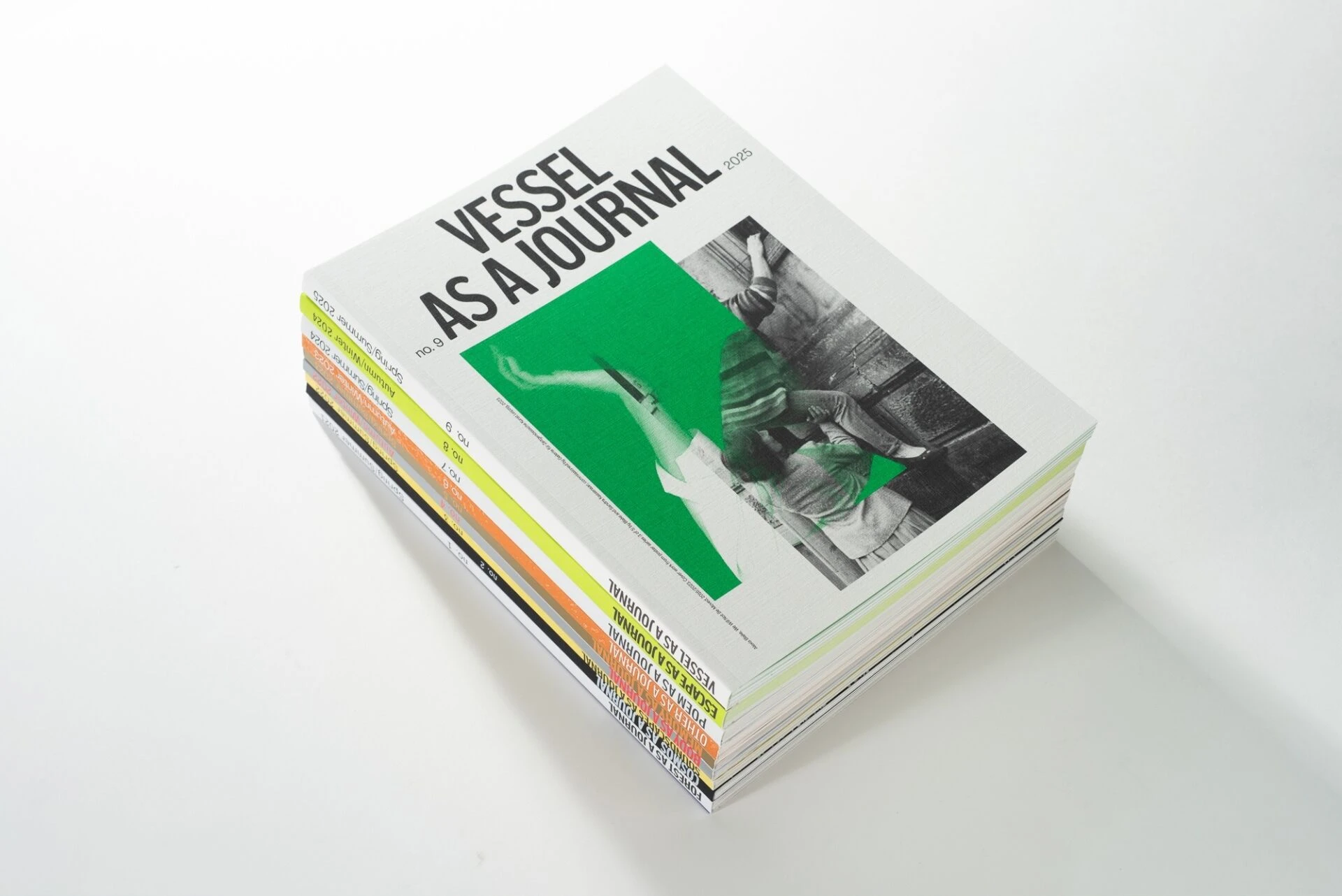 Žurnalų serijos „Vessel as a Journal“ krūva ant balto fono.