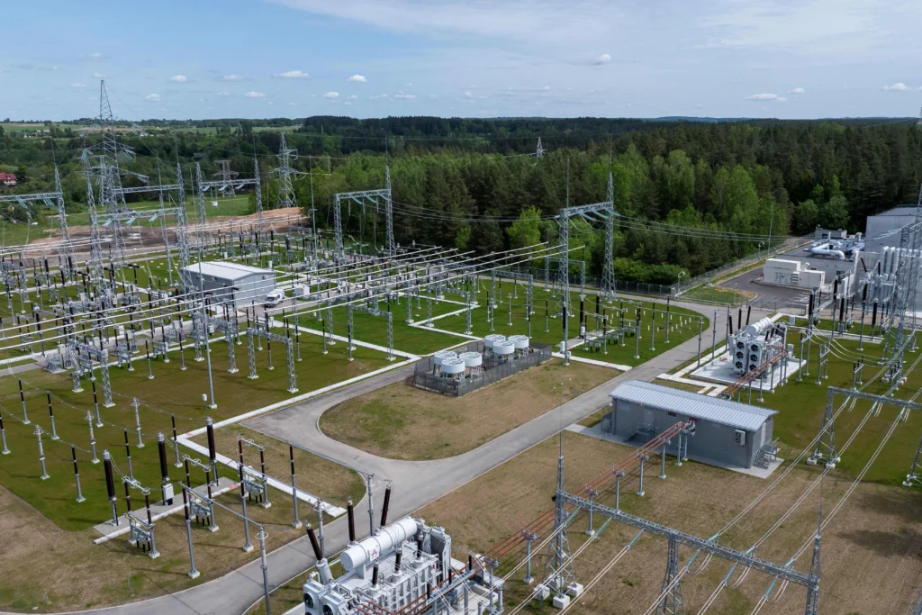 Didelė elektros pastotė su transformatoriais ir aukštos įtampos linijomis.