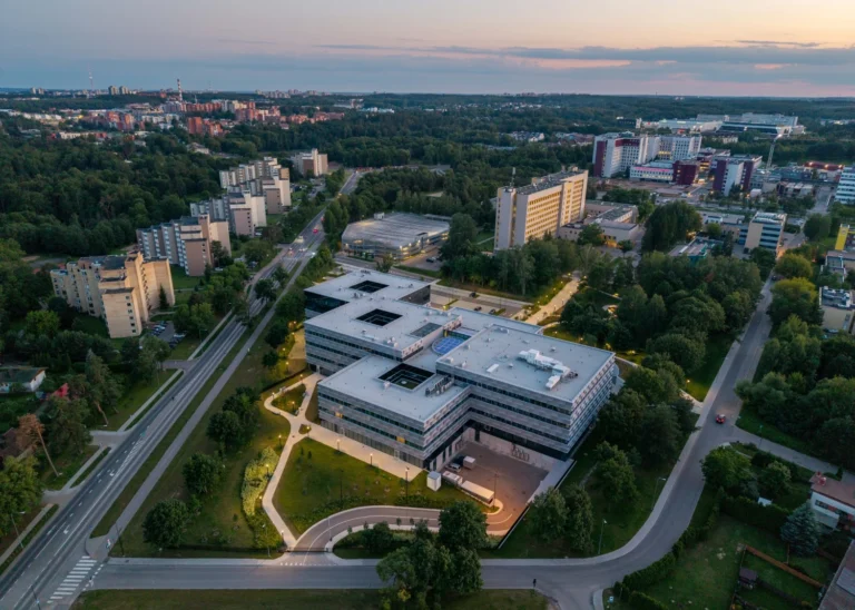 Modernus pastatų kompleksas Vilniuje vakaro šviesoje.