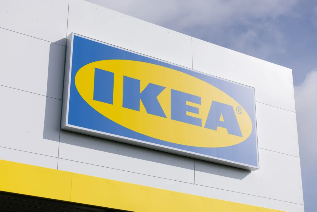 IKEA parduotuvės logotipas ant balto pastato fasado.