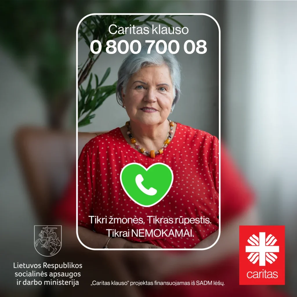 Vyresnio amžiaus moteris raudona palaidine žvelgia į kamerą „Caritas klauso“ pagalbos linijos informaciniame plakate.