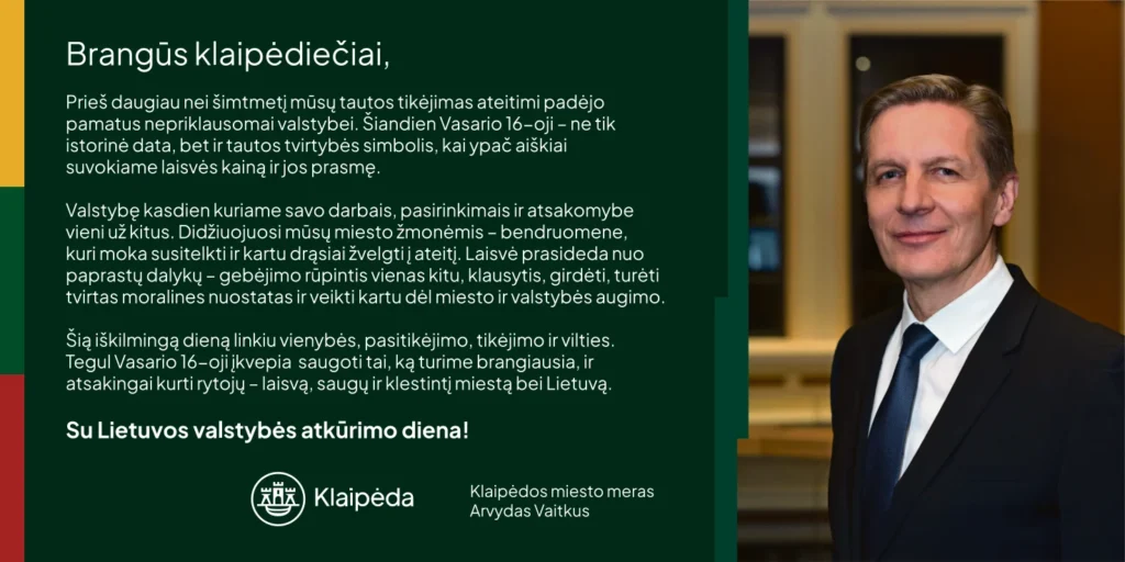 Klaipėdos mero Arvydo Vaitkaus portretas šalia sveikinimo teksto Lietuvos valstybės atkūrimo dienos proga žaliame fone.