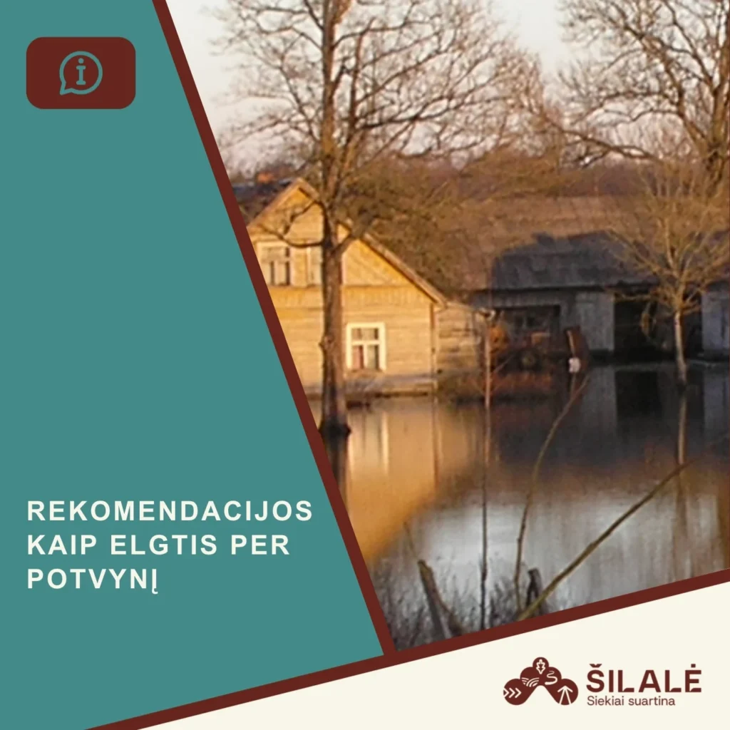 Apsemtas kaimo namas ir medžiai, atsispindintys vandenyje, su informaciniu tekstu apie elgesį per potvynį.