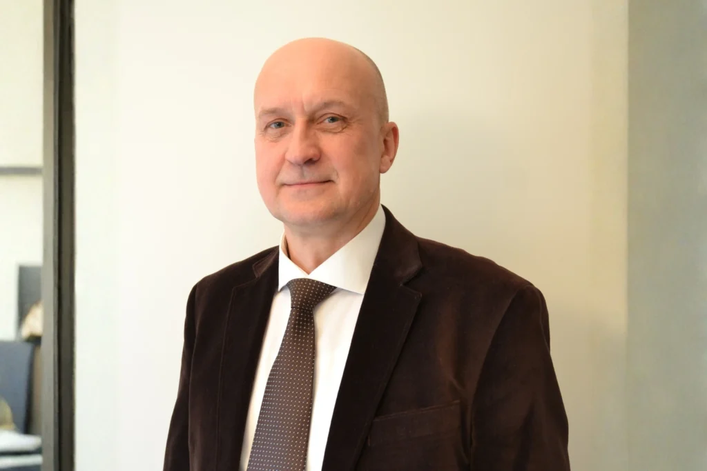 Dirigentas Dainius Pavilionis dėvintis rudą švarką ir kaklaraištį