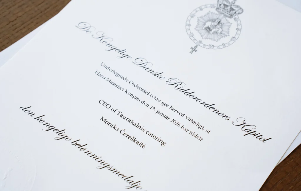 Oficialus Danijos karališkasis apdovanojimo raštas, skirtas Monikai Čereškaitei.