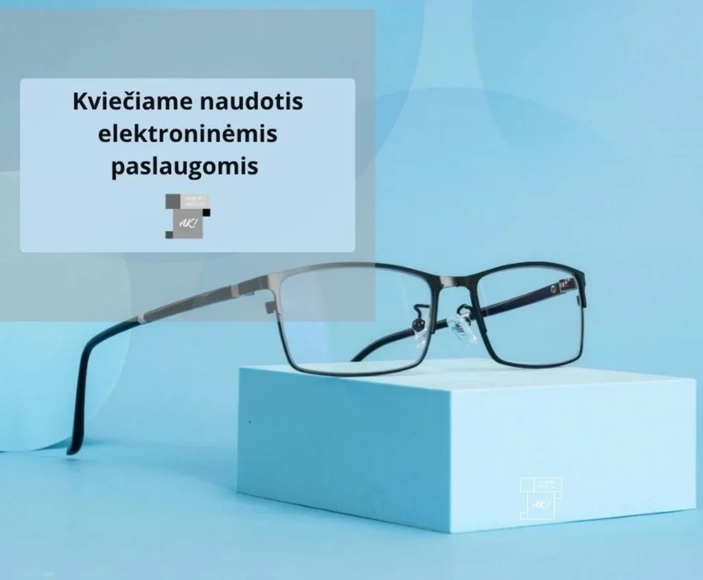 Juodi akiniai metaliniais rėmeliais guli ant šviesiai mėlyno pagrindo šalia informacinio teksto apie paslaugas.