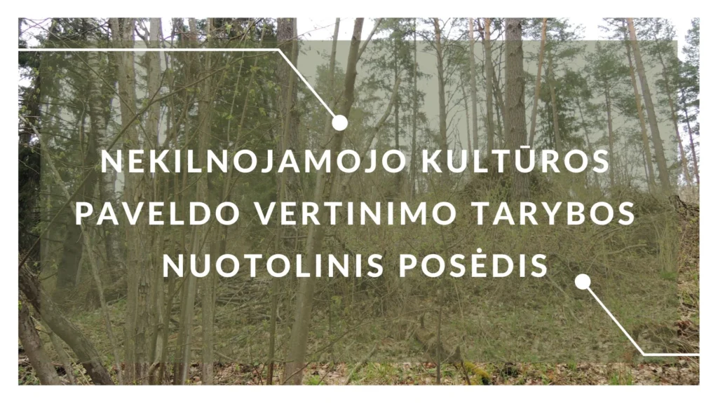 Miško vaizdas su baltu užrašu apie Nekilnojamojo kultūros paveldo vertinimo tarybos nuotolinį posėdį.