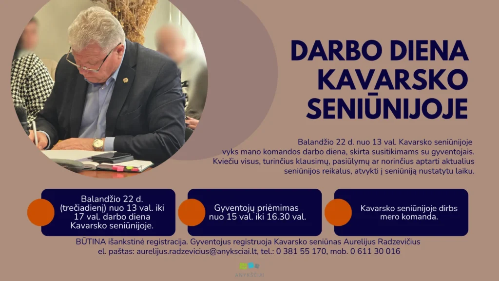 Vyras su akiniais ir kostiumu rašo užrašų knygelėje informacinio plakato fone apie darbo dieną Kavarske.