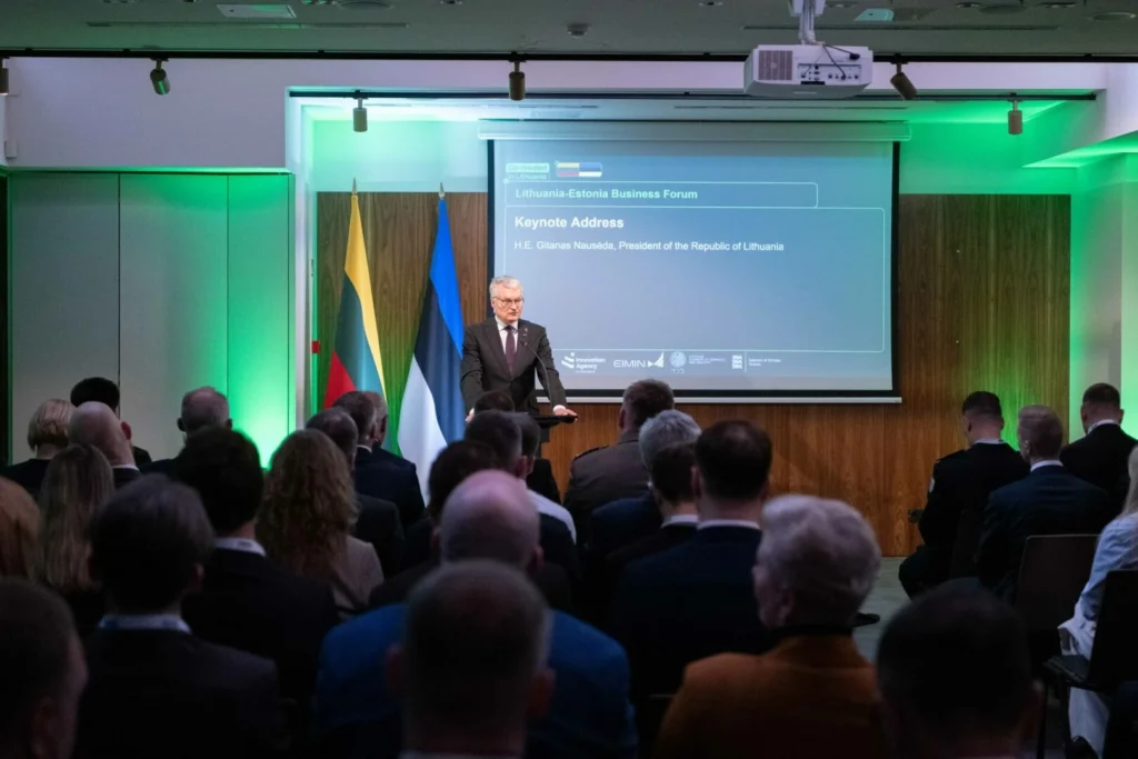 Gitanas Nausėda sako kalbą Lietuvos ir Estijos verslo forume.