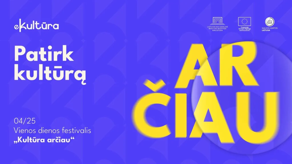 Mėlynas reklaminis plakatas su užrašu „Patirk kultūrą arčiau“.