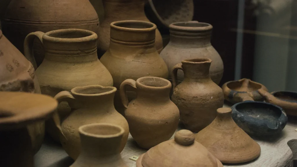 Senoviniai moliniai indai ir puodynės, surasti archeologinių kasinėjimų metu ir eksponuojami muziejuje.