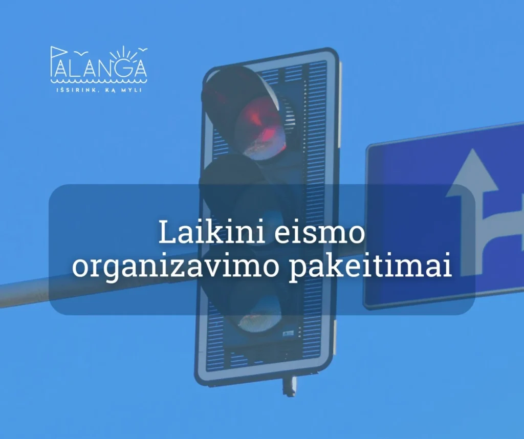 Šviesoforas su raudona šviesa dangaus fone ir užrašu apie laikinus eismo organizavimo pakeitimus Palangoje.