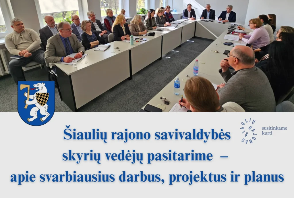 Savivaldybės skyrių vedėjai sėdi prie didelio stalo ir diskutuoja apie svarbius projektus bei planuojamus darbus.
