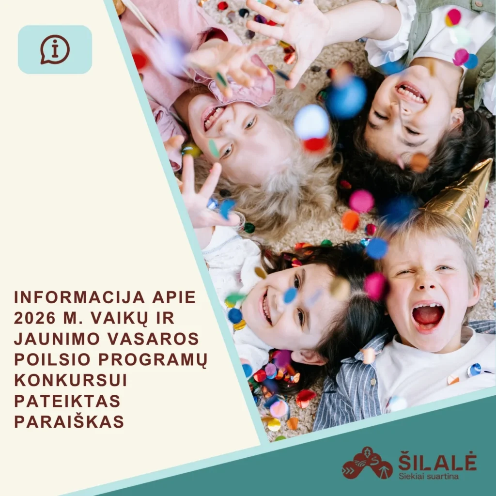 Keturi džiūgaujantys vaikai guli ant kilimo, aplink juos krenta spalvoti konfeti, jie žiūri aukštyn.
