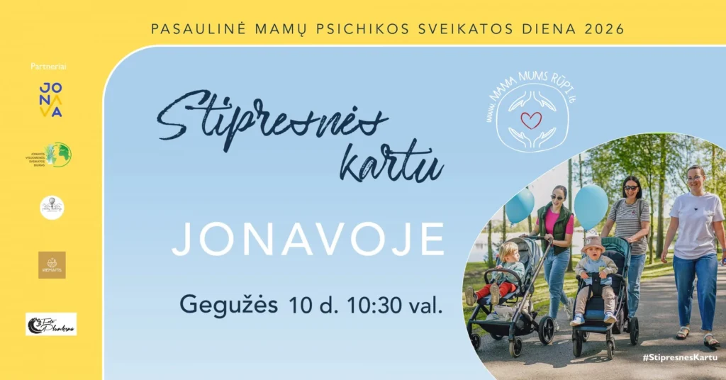Trys besišypsančios moterys su vaikų vežimėliais ir mėlynais balionais vaikšto lauke saulėtą dieną.