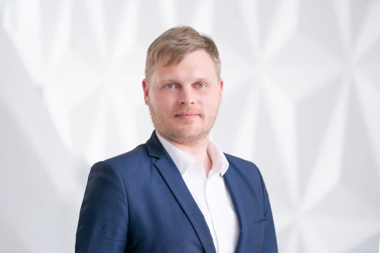 Lietuvoje brangstant degalams gręžiamasi į elektromobilius