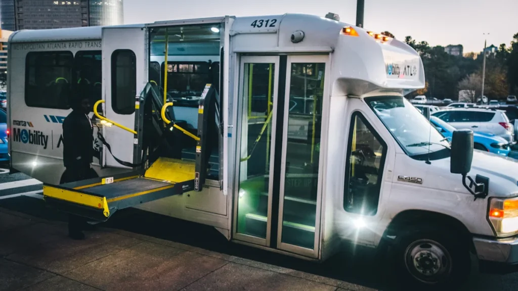 Miesto autobusas atidarytomis durimis ir keltuvu pritaikytas keleivių patogumui bei saugiai evakuacijai.