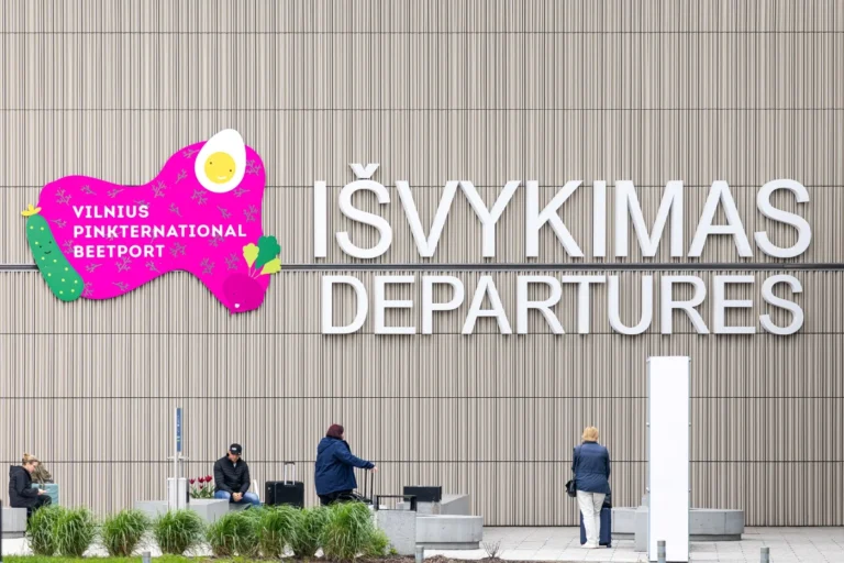 Vilniuje keliautojus pasitinka rožinis oro uostas
