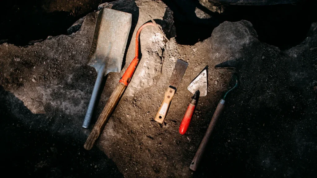 Archeologiniai įrankiai – teptukai ir mentelės – paruošti didžiausiems istoriniams tyrimams Vilniuje.