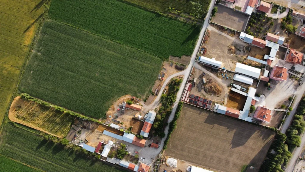 Iš paukščio skrydžio užfiksuoti žemės sklypai ir kaimo vietovės infrastruktūra