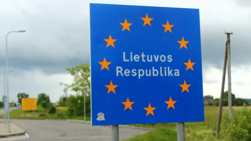 Mėlynas kelio ženklas su Lietuvos valstybės užrašu ir Europos Sąjungos žvaigždėmis