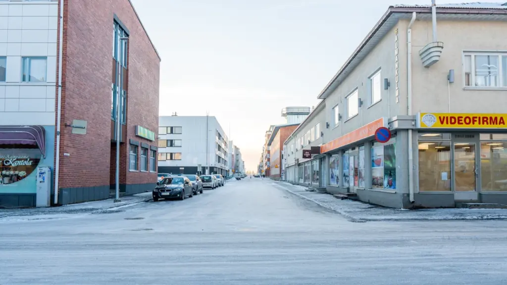 Tylios, apsnigtos miesto gatvės vaizdas, puikiai atspindintis migrenos keliamą izoliaciją ir ramybės poreikį.