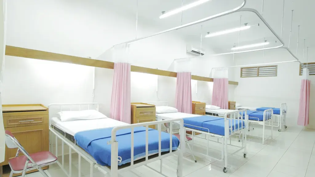 Ligoninės palata su paruoštomis lovomis ir medicinine įranga greitam pacientų priėmimui.