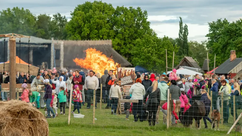 Dideliame lauko festivalyje Prienų parke stebimas didelis atviros ugnies laužas su žiūrovais.