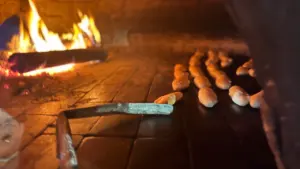 Tradicinėje krosnyje kepama duona su atvira ugnimi Prienų festivalio tematika