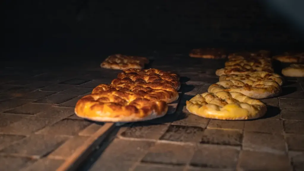 Kepama duona karštoje akmeninėje krosnyje Duonos ir ugnies festivalio proga Prienuose