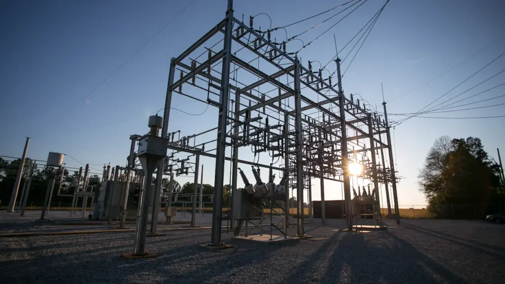 Elektros skirstymo pastotė saulėtą dieną, simbolizuojanti naujas investicijas į energetikos infrastruktūrą Radviliškyje.