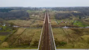 Vaizdas nuo aukščiausio Lietuvoje geležinkelio tilto į kaimo kraštovaizdį