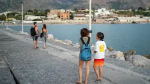 Turistai mėgaujasi vaizdu į ežerą ir Ignalinos krašto gamtą vasaros metu