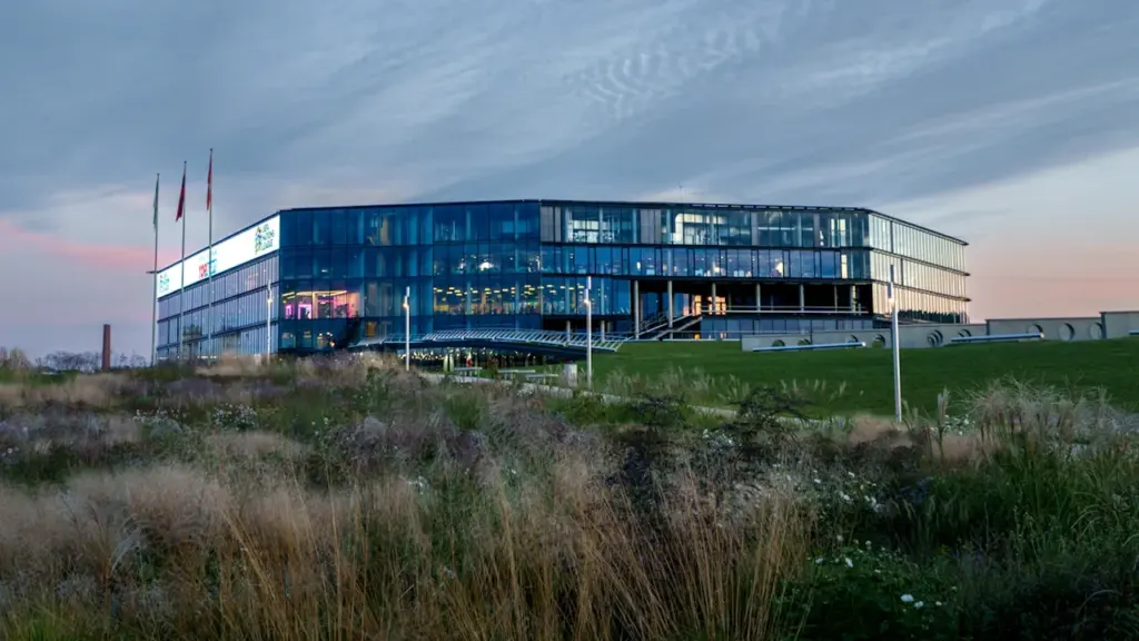 Vilniaus sporto rūmai prie Neries upės modernizmo architektūros stiliumi vėlyvą vakarą