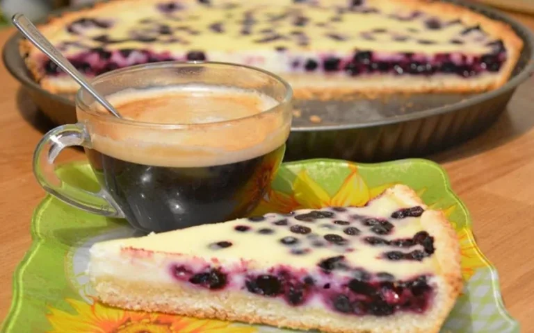 250 g miltų ir sauja serbentų: pyragas, kvepiantis visu vasaros sodu