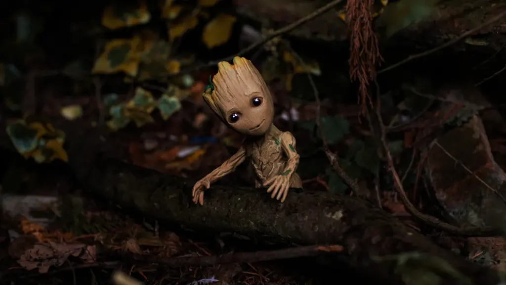 Mažas animacinio filmo herojus miške, primenantis šeimai skirtų renginių bei animacijos tematiką.