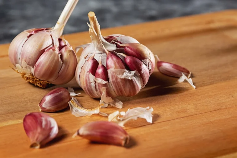 Česnakas laikytas gamtos antibiotiku, bet laboratorijoje išsiskyrė manukos med
