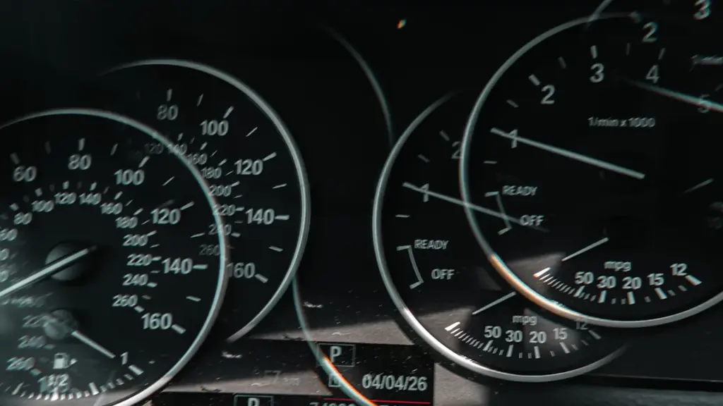 Šiuolaikinio automobilio prietaisų skydelio rodmenys, rodantys degalų lygį ir kitus techninius duomenis.