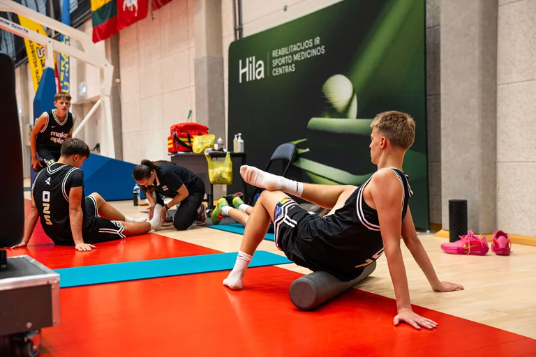 Kodėl vien apšilimo neužtenka: gydytojo patarimai jauniesiems sportininkams
