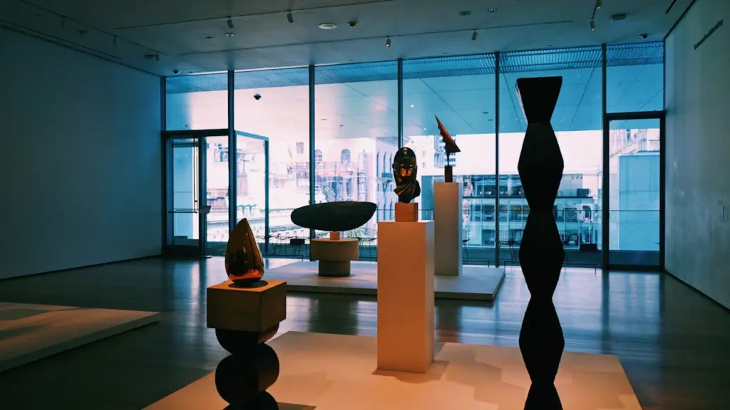 Meno kūriniai meno galerijos ekspozicijoje, simbolizuojantys kultūrinį lauką ir jo ateities perspektyvas.
