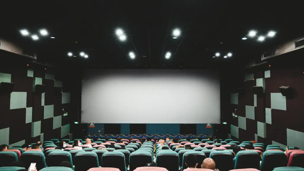 Tukščia kino teatro salė su ekranu prieš pat filmo „SPA savaitgalis“ seansą Marijampolėje.