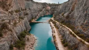 Vaizdas iš viršaus į „Dolomito“ karjerą Pakruojo rajone su uolėtais krantais.