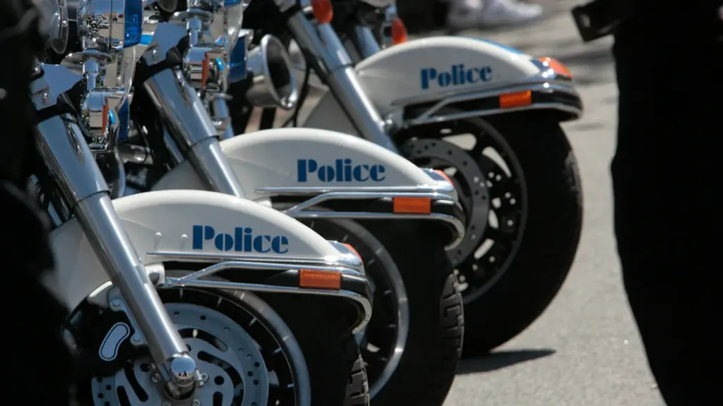 Policijos motociklai rikiuotėje, simbolizuojantys sustiprintą transporto priemonių kontrolę mieste.