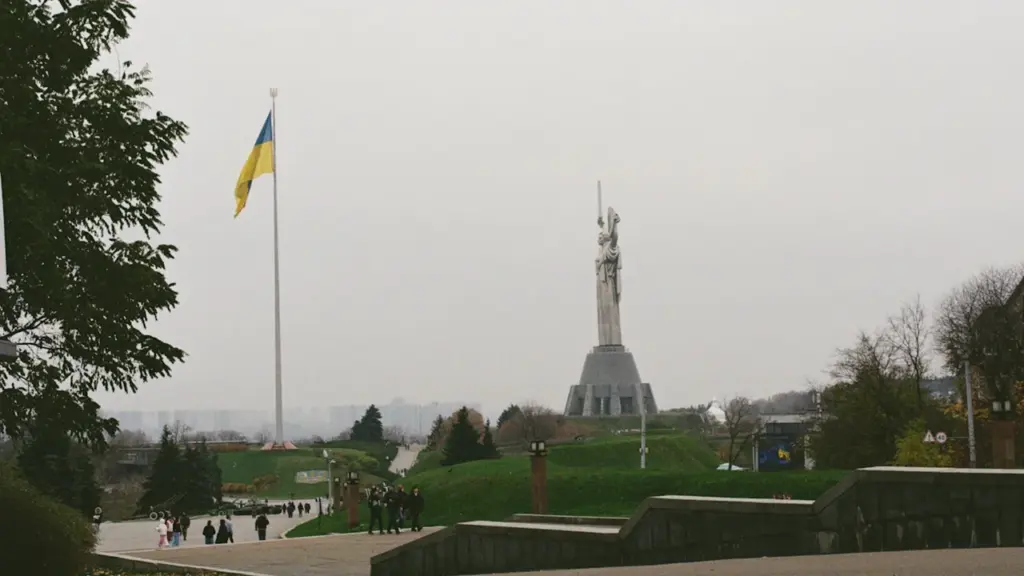 Aukštas paminklas stovi po didelę Ukrainos valstybine vėliava Kijevo mieste.
