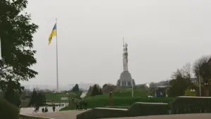 Aukštas paminklas stovi po didelę Ukrainos valstybine vėliava Kijevo mieste.