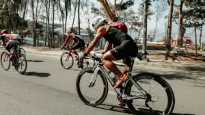 Dviračių sporto atstovai dalyvauja triatlono varžybų važiavimo dviračiais rungtyje plento keliu