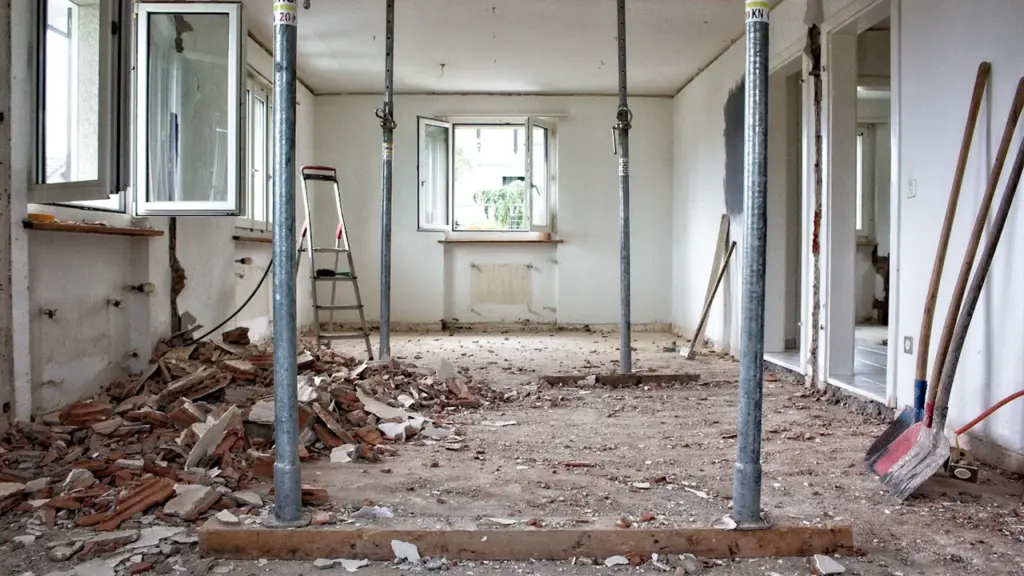 Statybiniai statramsčiai ir griuvėsiai bute, ruošiamame namo renovacijai Lietuvoje.