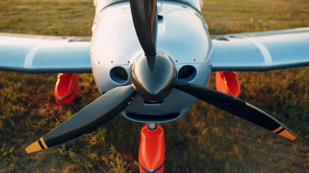Mažas privatus vieno variklio lėktuvas stovi ant aerodromo tako saulėtą dieną