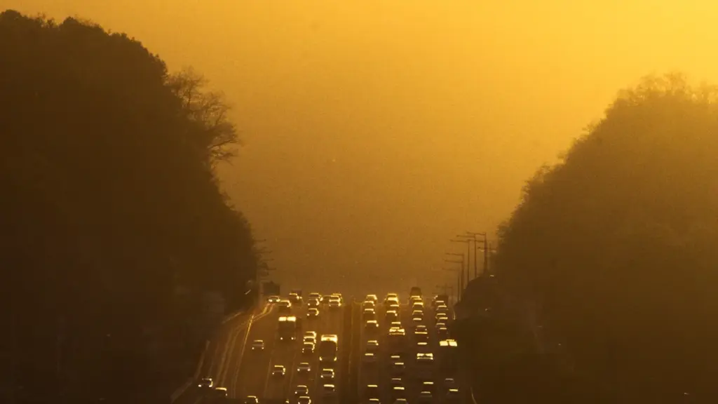 Automobilių spūstis magistralėje saulėlydžio metu, matoma iš viršaus