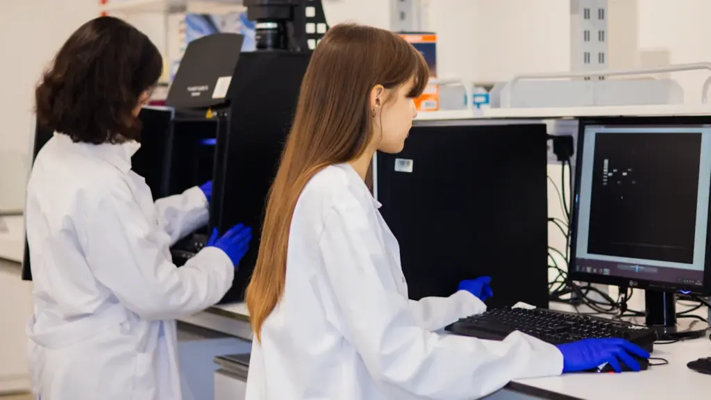Mokslininkės laboratorijoje dirba su šiuolaikine ląstelių terapijos įranga bei kompiuteriais